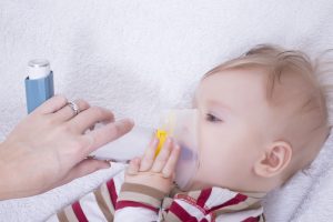 Kind mit Inhalator, Kind inhaliert